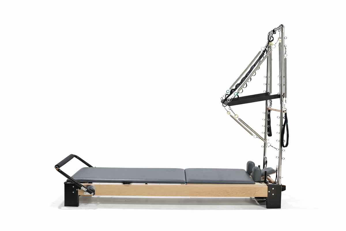 Pilates-Reformer der Eigenmarke The Virtù Line mit integriertem Turm, platzsparend für kleine Studios