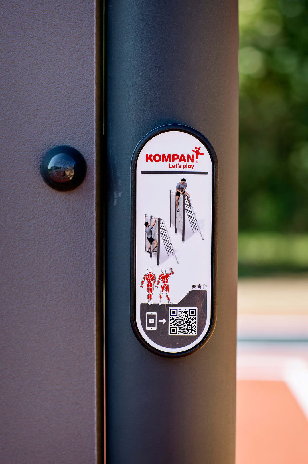 Kompan Outdoor Hindernisparcours Hinderniswand mit Kletternetz