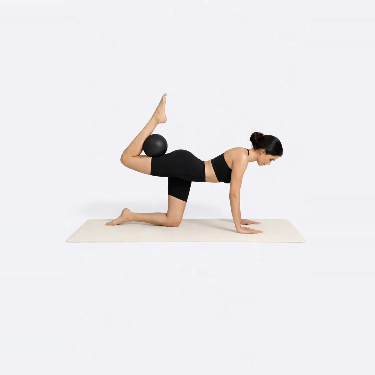 Virtù Soft Pilates Ball in Schwarz – Core- und Beckenbodenübung im Vierfüßlerstand mit eingeklemmtem Ball