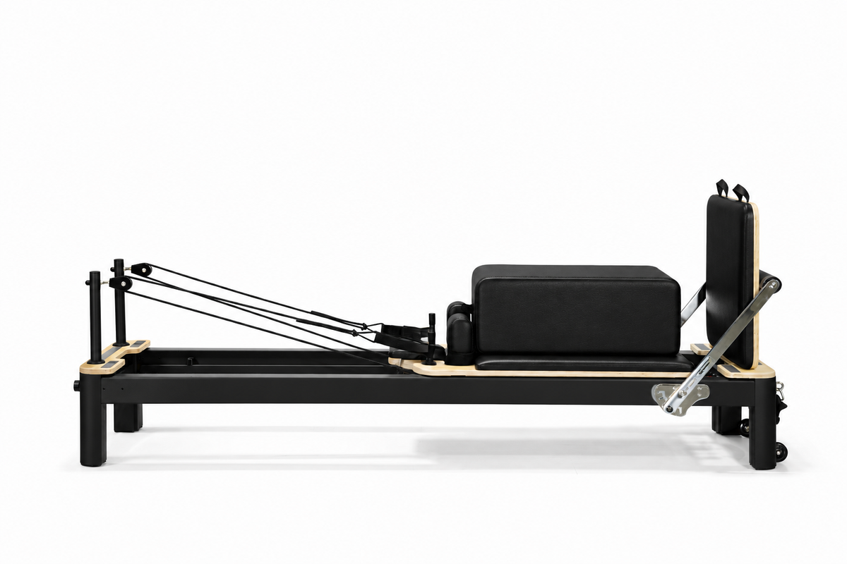 ALLORO Black Edition Pilates-Reformer – Seitenansicht mit schwarzem Aluminiumrahmen