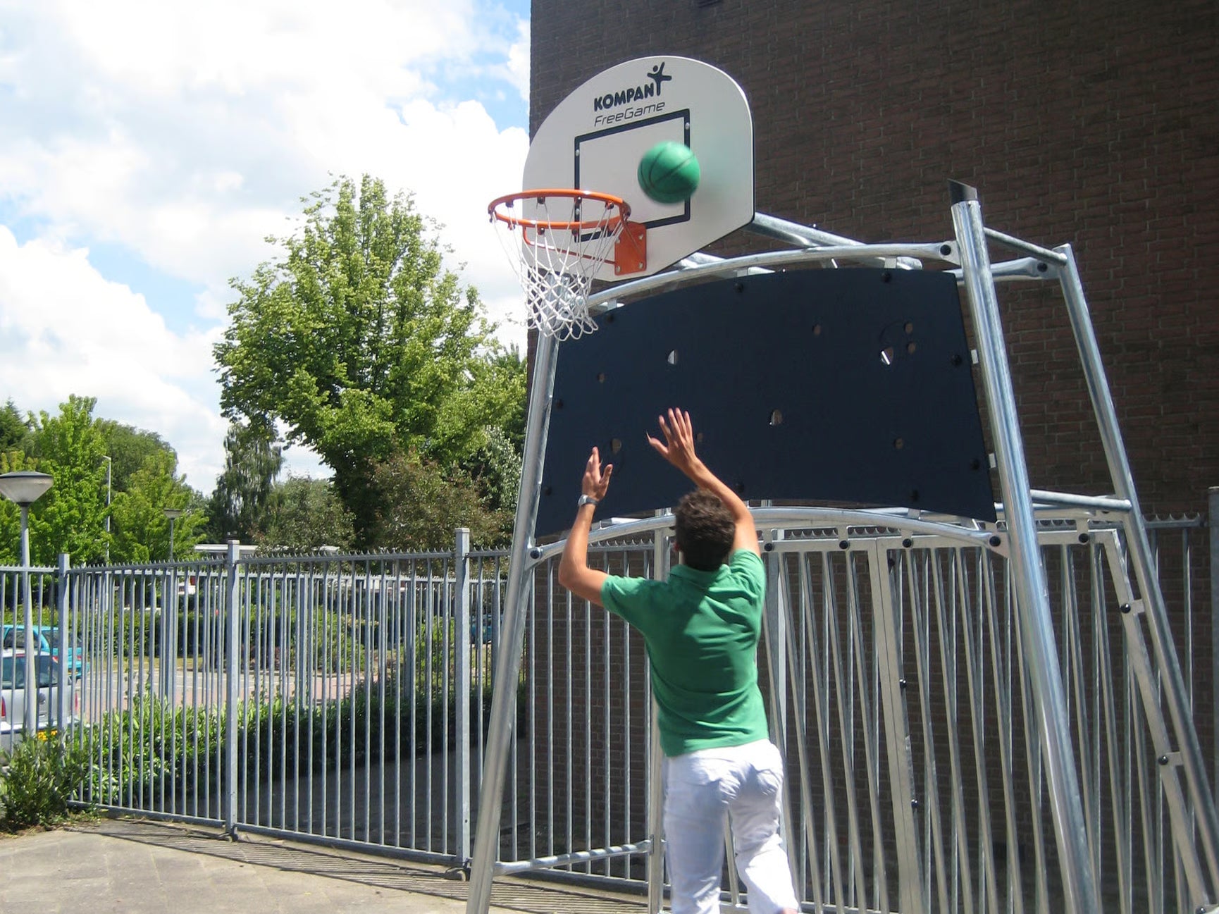 Kompan Outdoor Cosmos Multitor für Sportanlage