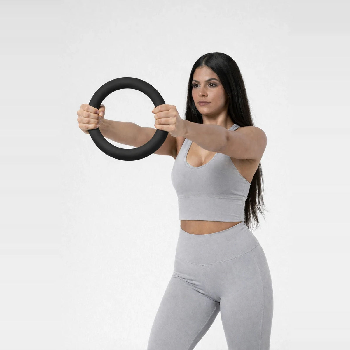 Virtù Form Ring – in der Hand gehalten, zeigt ergonomische Ringform und griffige Oberfläche