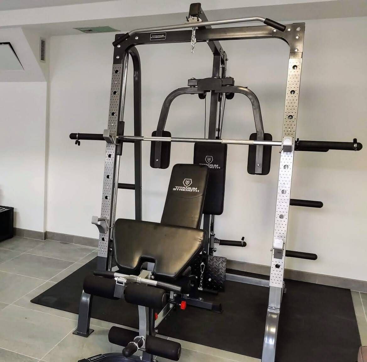 Titanium Strength Smith Machine mit Kabelzug, Hantelbank mit Beinstrecker, Pec Dec und Scott Bench 180SP