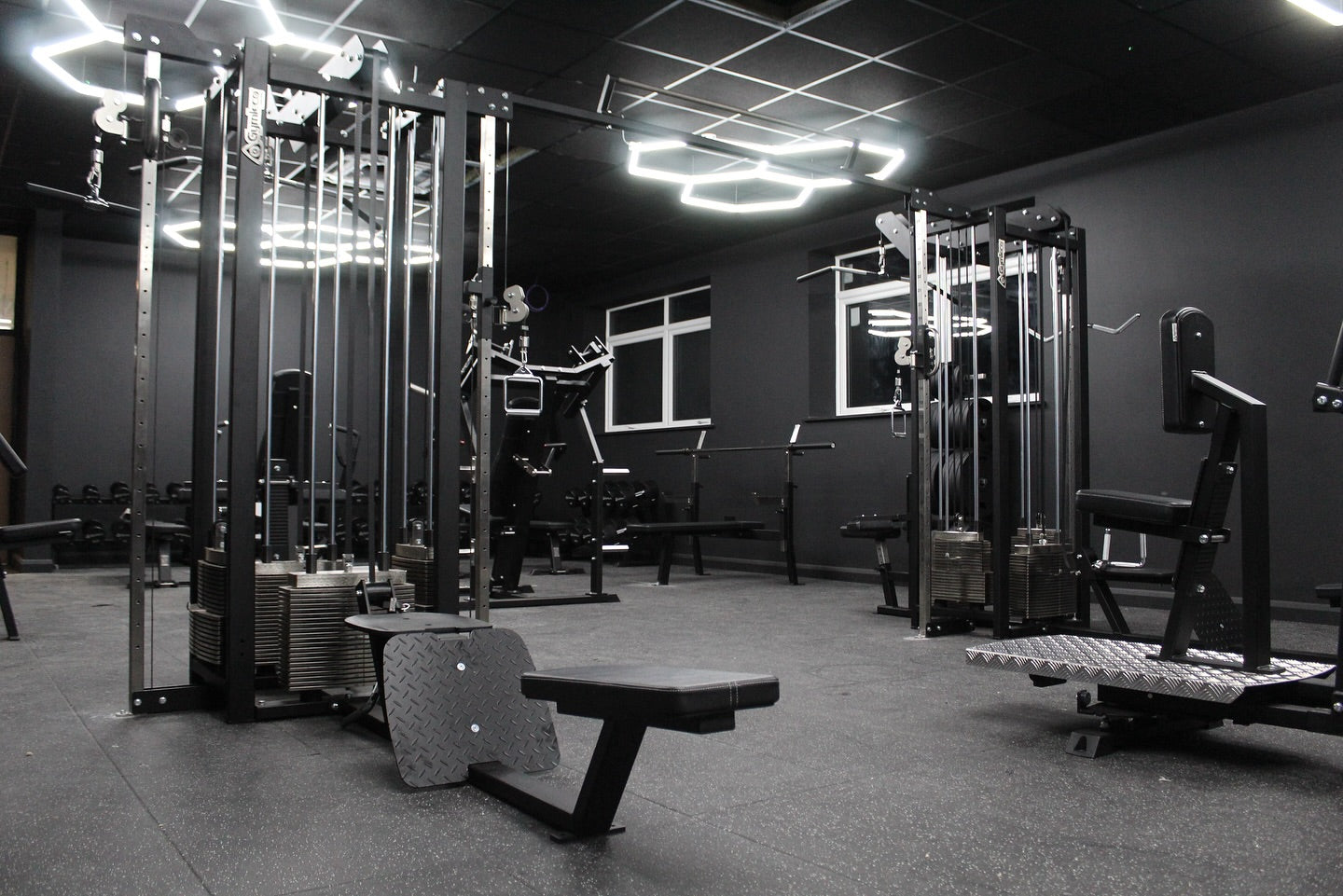 Kraftbereich eines Fitnessstudios mit Gymleco-Kabelzugstationen, Bank und freier Trainingsfläche