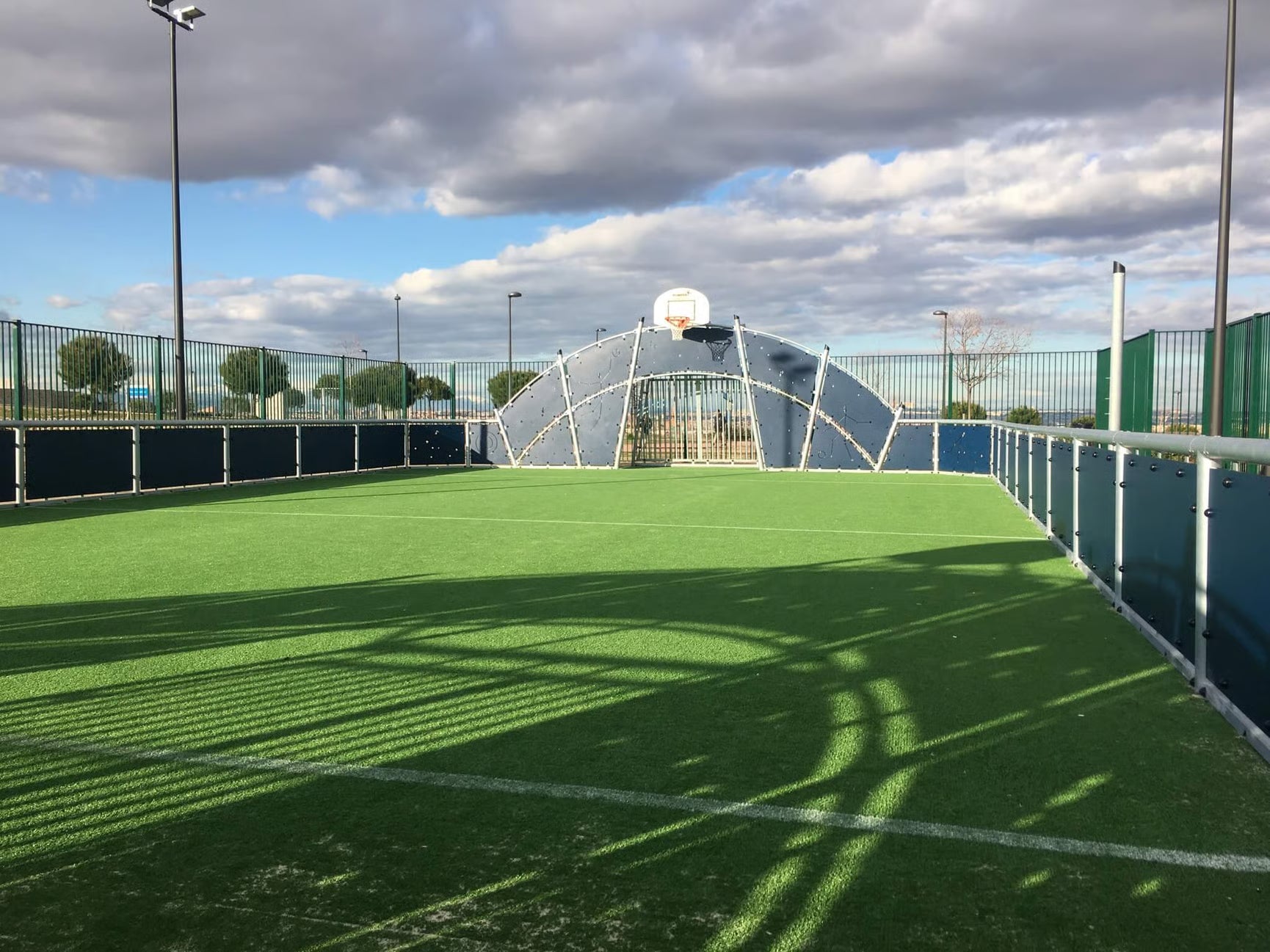 Kompan Outdoor Cosmos Multitor für Sportanlage