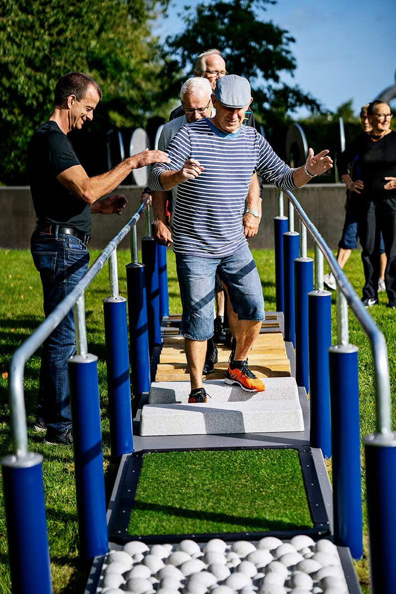 Kompan Outdoor Stay Fit Step mit Unterstützung