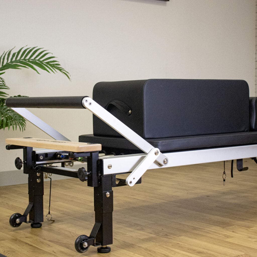 Align Pilates Curved Pro Sitting Box auf dem Reformer