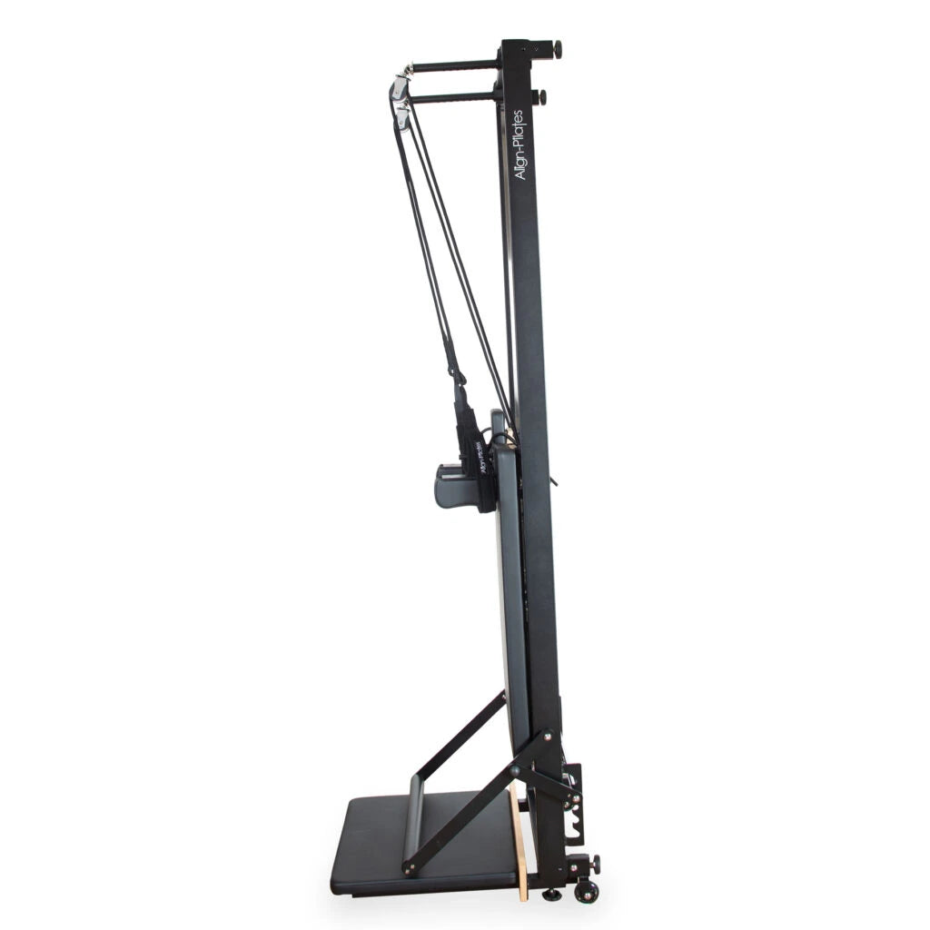 Align Pilates R8-Pro Reformer in Schwarz – senkrecht aufgestellt zur platzsparenden Lagerung