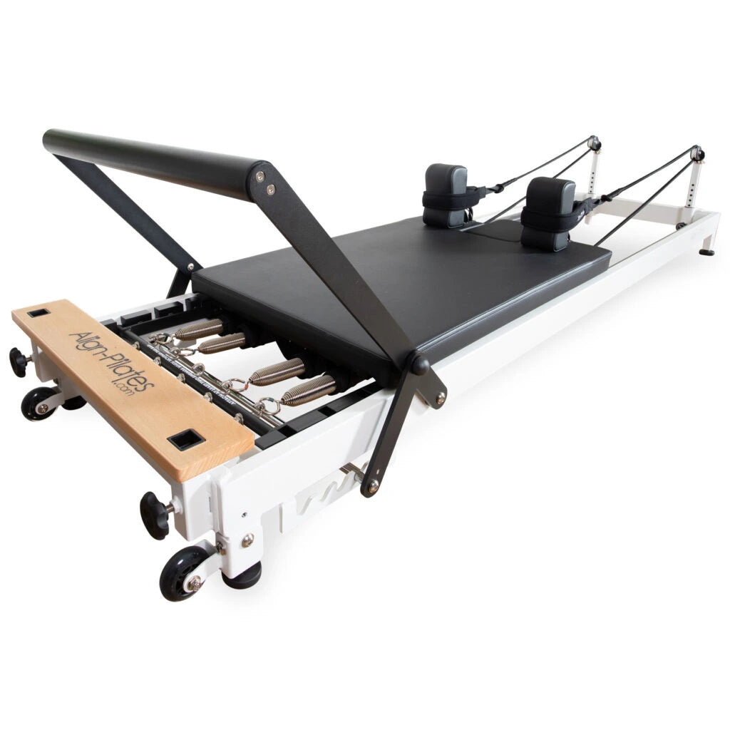 Align Pilates R8-Pro Reformer mit weißem Rahmen – Detailansicht von Federstab und Fußstütze