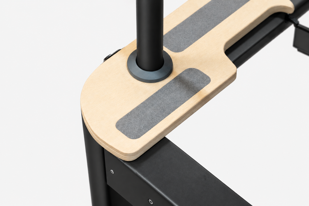 ALLORO Black Edition – Detail der Ahorn-Standplattform am schwarzen Aluminiumrahmen