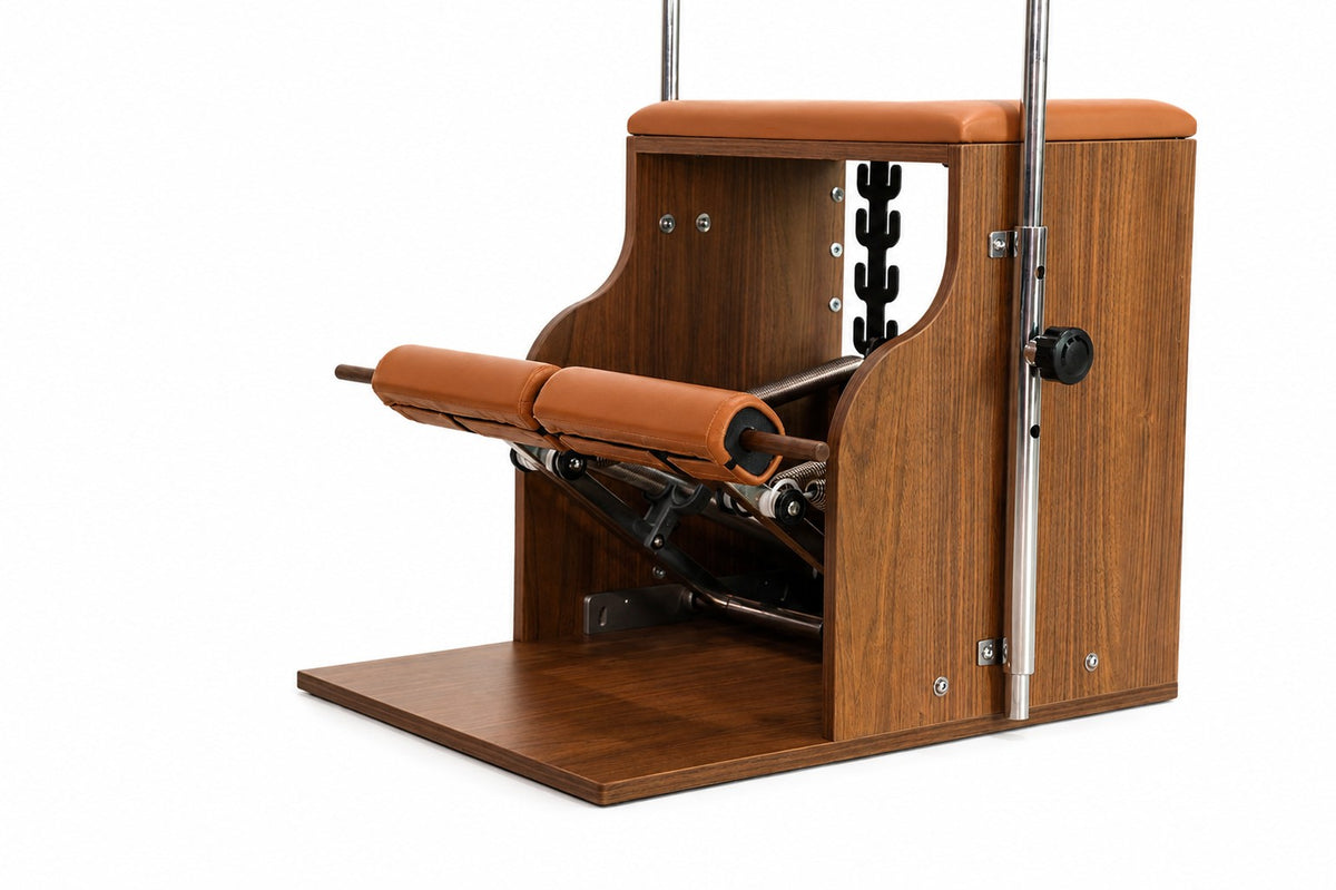 The Virtù Line Pilates Chair NOCE NERA – Seitenansicht mit Pedalen