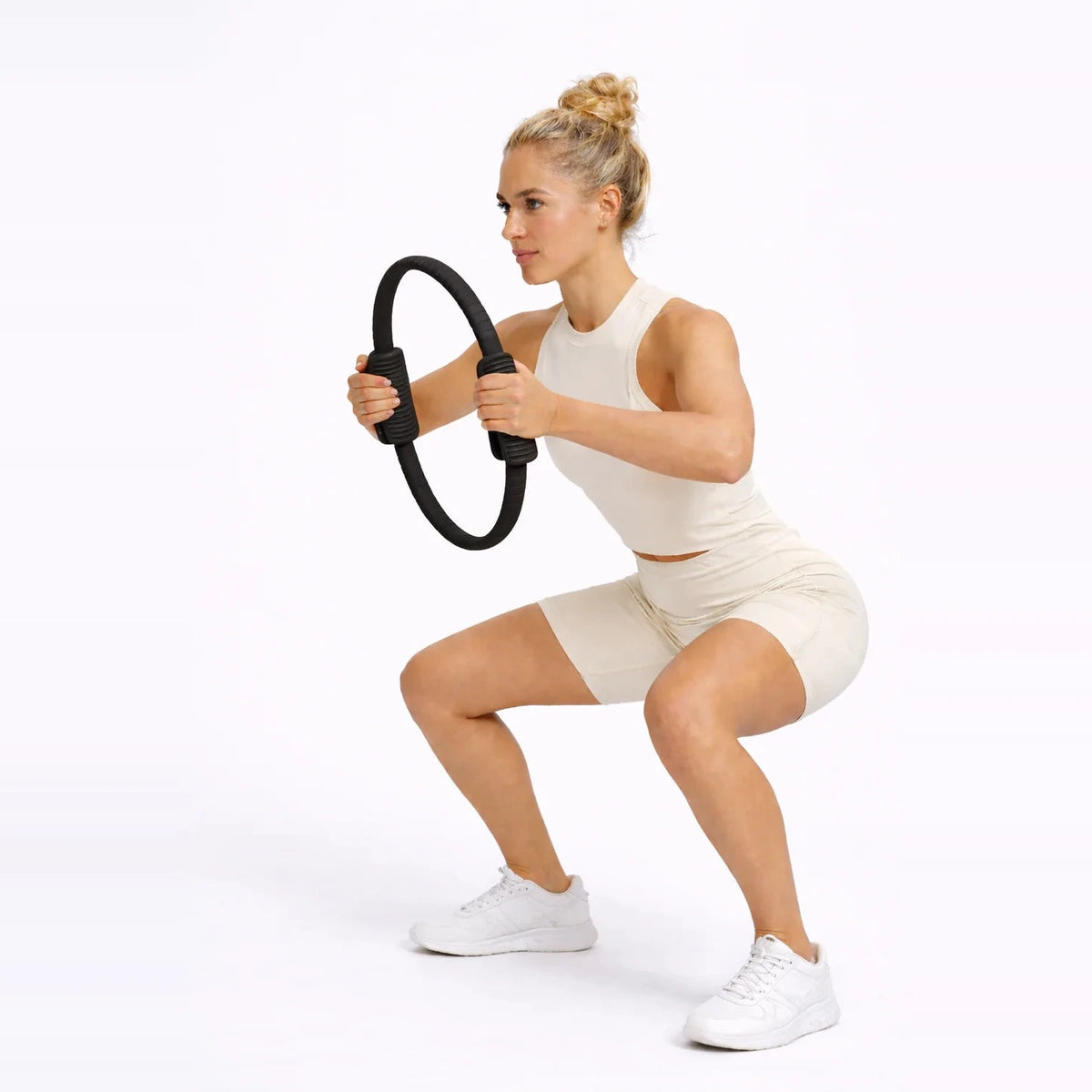 Virtù Pilates Circle im Einsatz – Arm- und Brusttraining mit dem Ring zwischen den Händen