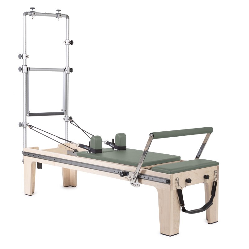 Elina Pilates Master Instructor Physio Reformer mit Half Cadillac