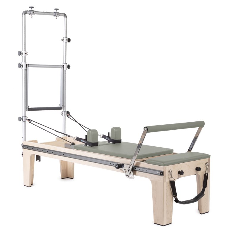 Elina Pilates Master Instructor Physio Reformer mit Half Cadillac